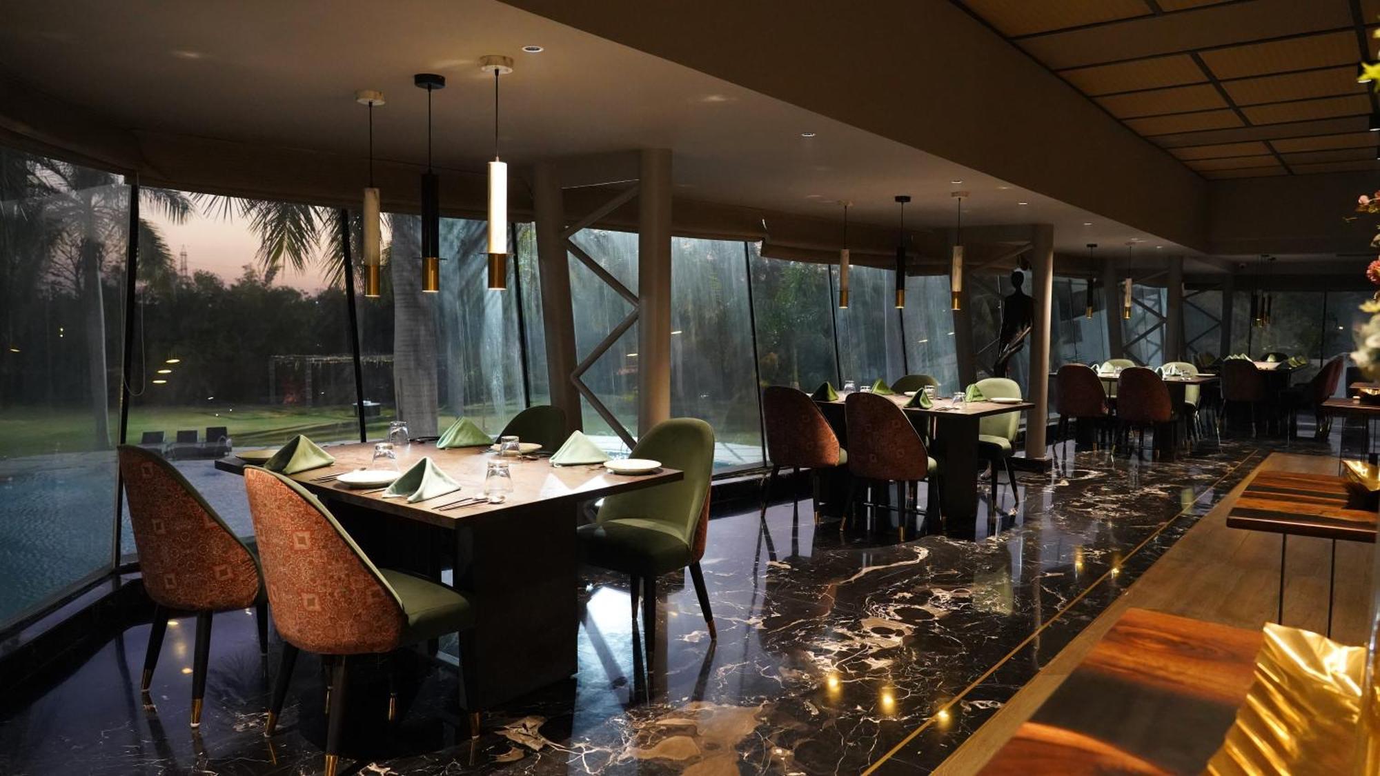 Seasons Rajkot Hotel Eksteriør billede